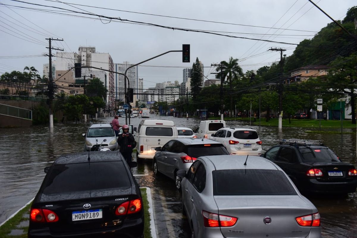 Chuva forte atrapalha volta para casa e deixa trânsito caótico em Vitória por Vitor Jubini