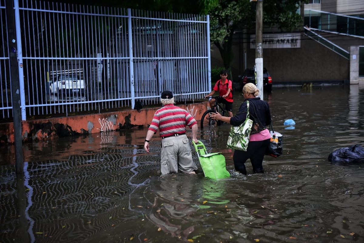Chuva forte atrapalha volta para casa e deixa trânsito caótico em Vitória por Vitor Jubini