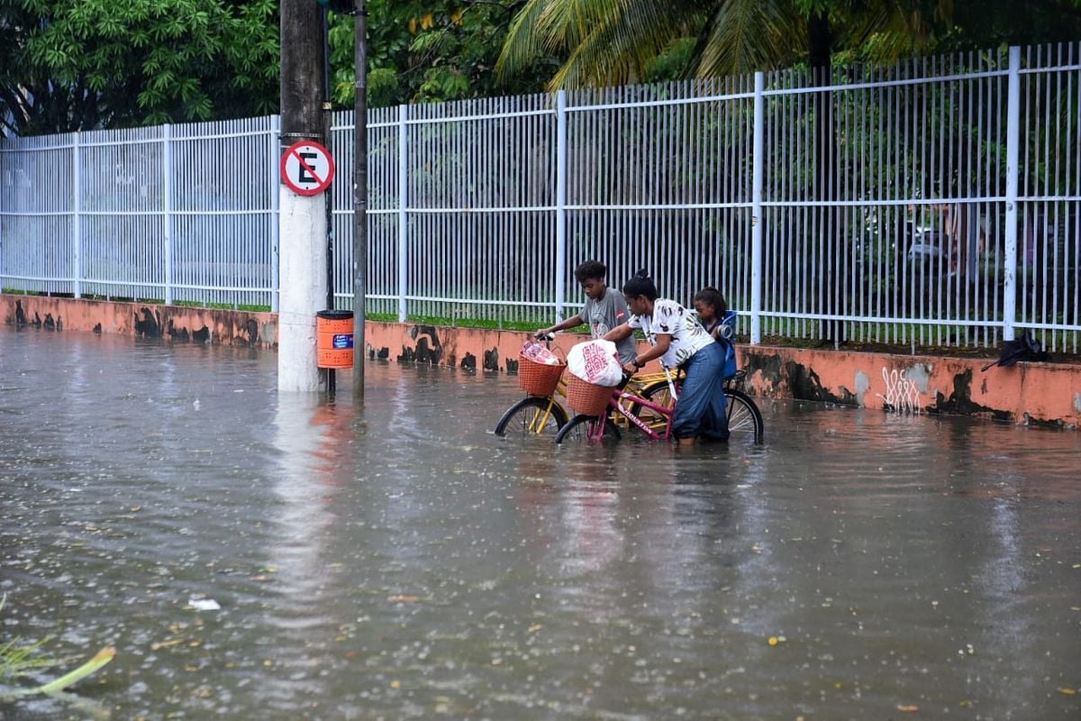 Chuva forte atrapalha volta para casa e deixa trânsito caótico em Vitória por Vitor Jubini