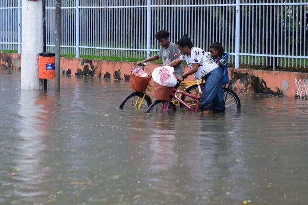 Chuva forte atrapalha volta para casa e deixa trânsito caótico em Vitória por Vitor Jubini