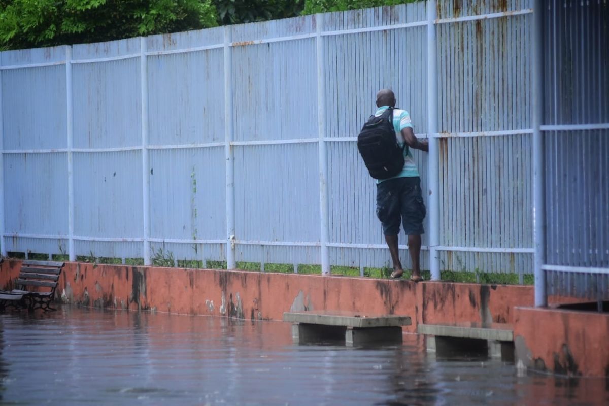 Chuva forte atrapalha volta para casa e deixa trânsito caótico em Vitória