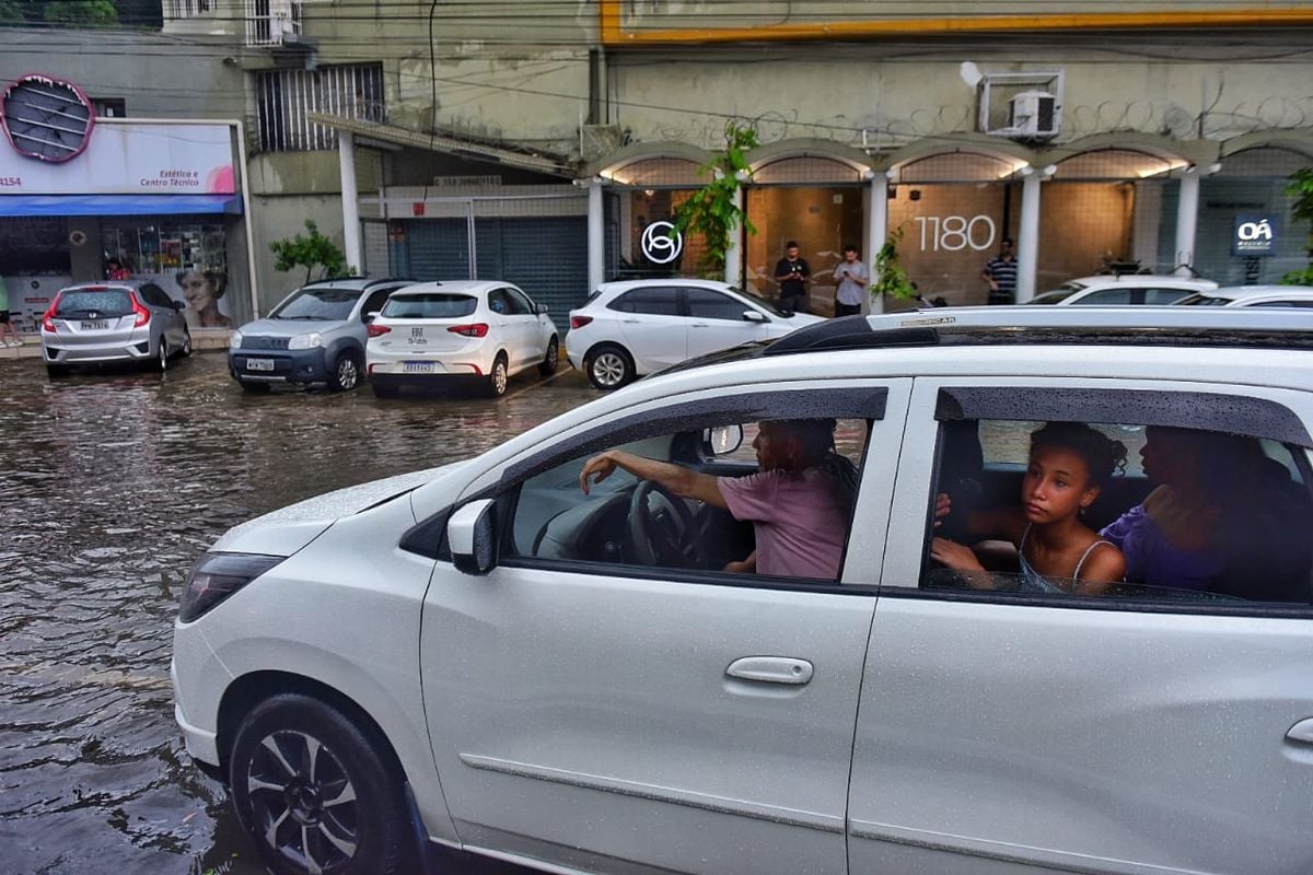 Chuva forte atrapalha volta para casa e deixa trânsito caótico em Vitória por Vitor Jubini