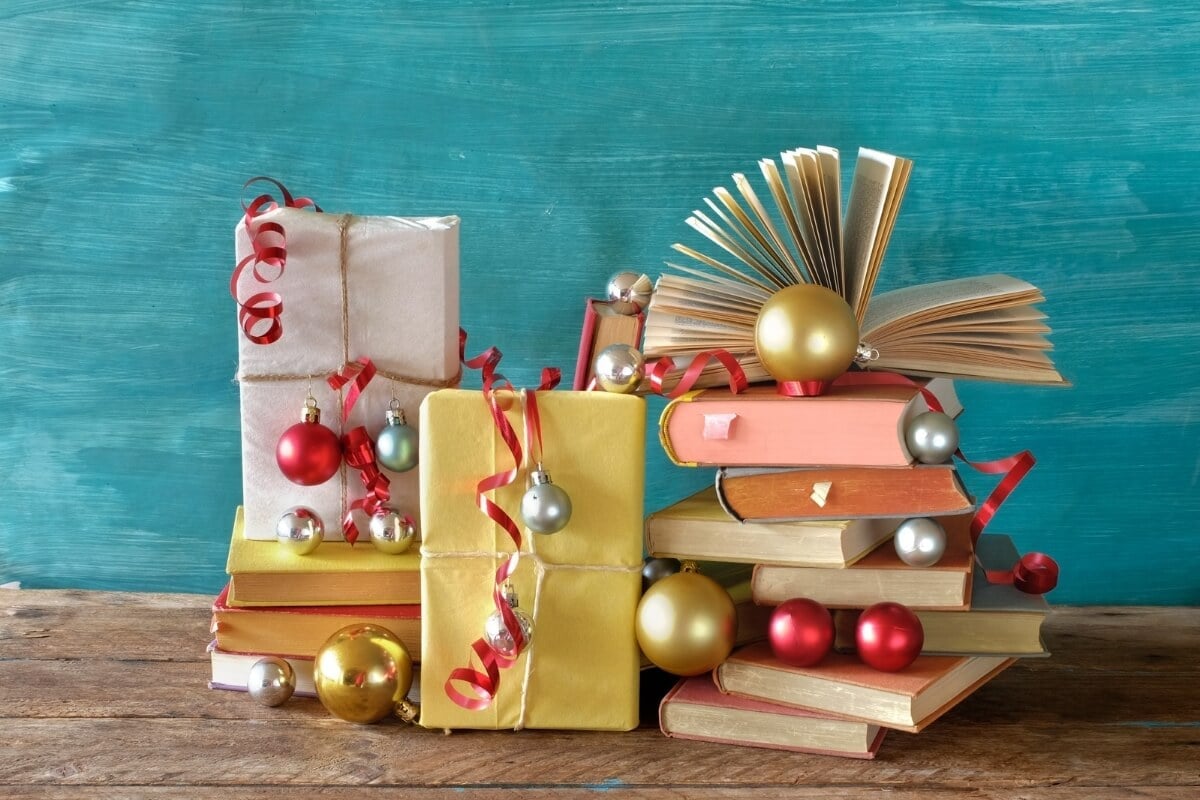 Os livros são uma ótima opção para presentear quem você ama e criar um momento inesquecível no Natal (Imagem: Thomas Bethge | Shutterstock) 