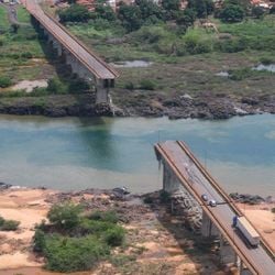 De acordo com o laudo, o colapso de parte da ponte pode ter sido causado pelo tráfego de veículos imprevisivelmente superior ao projetado, tanto em quantidade quanto em porte