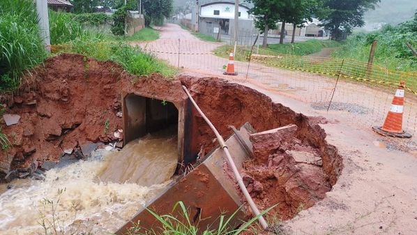 Área que deslizou está próxima de uma galeria pluvial e atrapalhou acesso de alguns moradores a suas casas