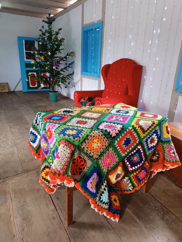 Árvore de Natal feita com 1,7 mil quadrados de crochê em Santa Maria de Jetibá por PSMJ