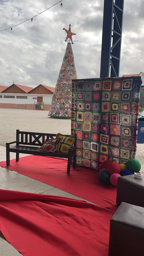 Árvore de Natal feita com 1,7 mil quadrados de crochê em Santa Maria de Jetibá por PSMJ