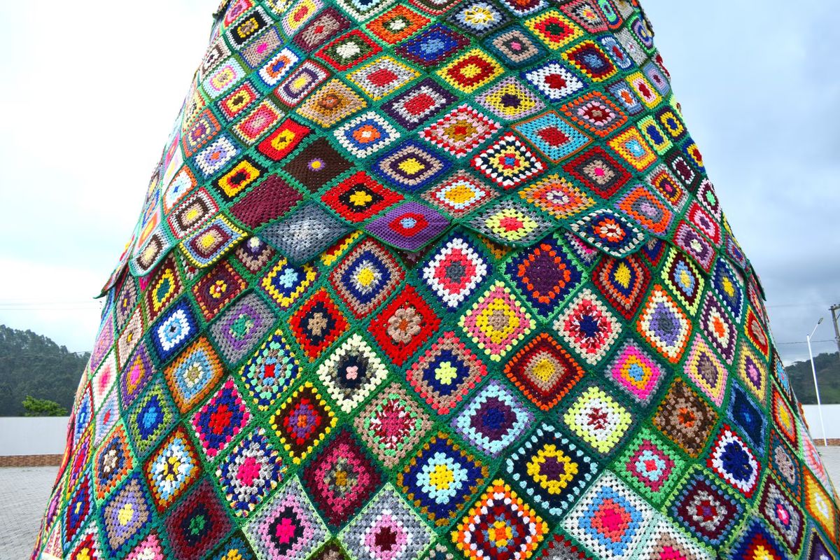 Árvore de Natal feita com 1,7 mil quadrados de crochê em Santa Maria de Jetibá por PSMJ