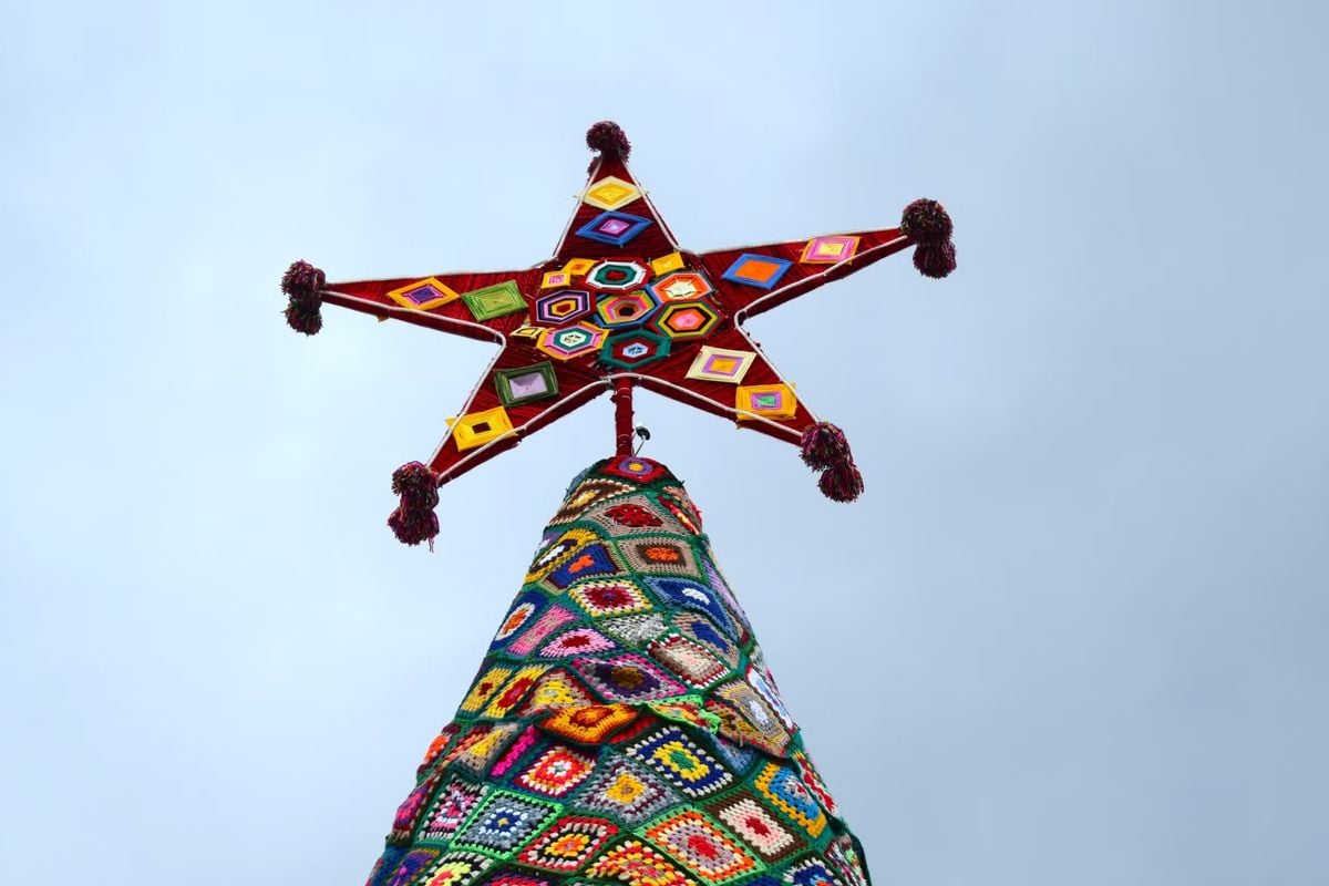 Árvore de Natal feita com 1, mil quadrados de crochê em Santa Maria de Jetibá