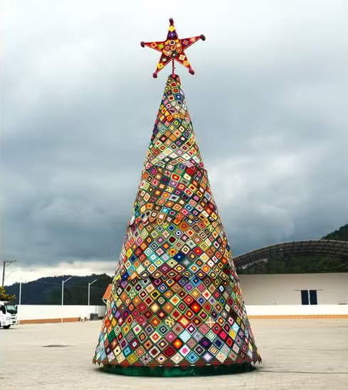 Árvore de Natal feita com 1,7 mil quadrados de crochê em Santa Maria de Jetibá