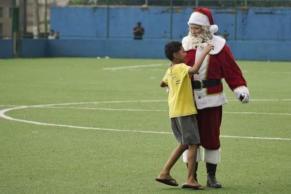 Papai Noel chega de helicóptero no bairro Resistência, em Vitória por Vitor Jubini/A Gazeta
