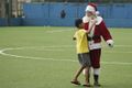 Papai Noel chega de helicóptero no bairro Resistência, em Vitória(Vitor Jubini/A Gazeta)