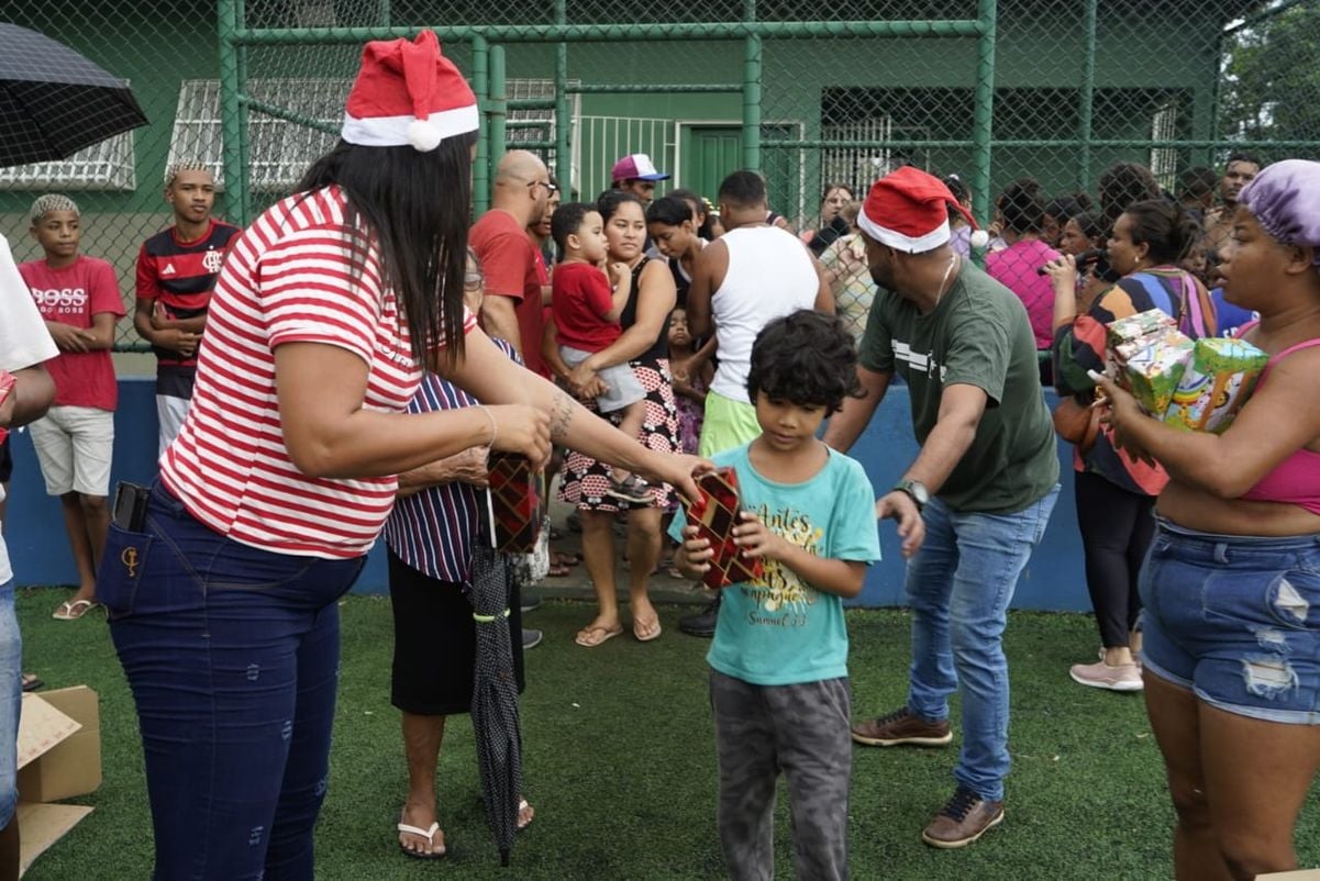 Papai Noel chega de helicóptero no bairro Resistência, em Vitória por Vitor Jubini/A Gazeta