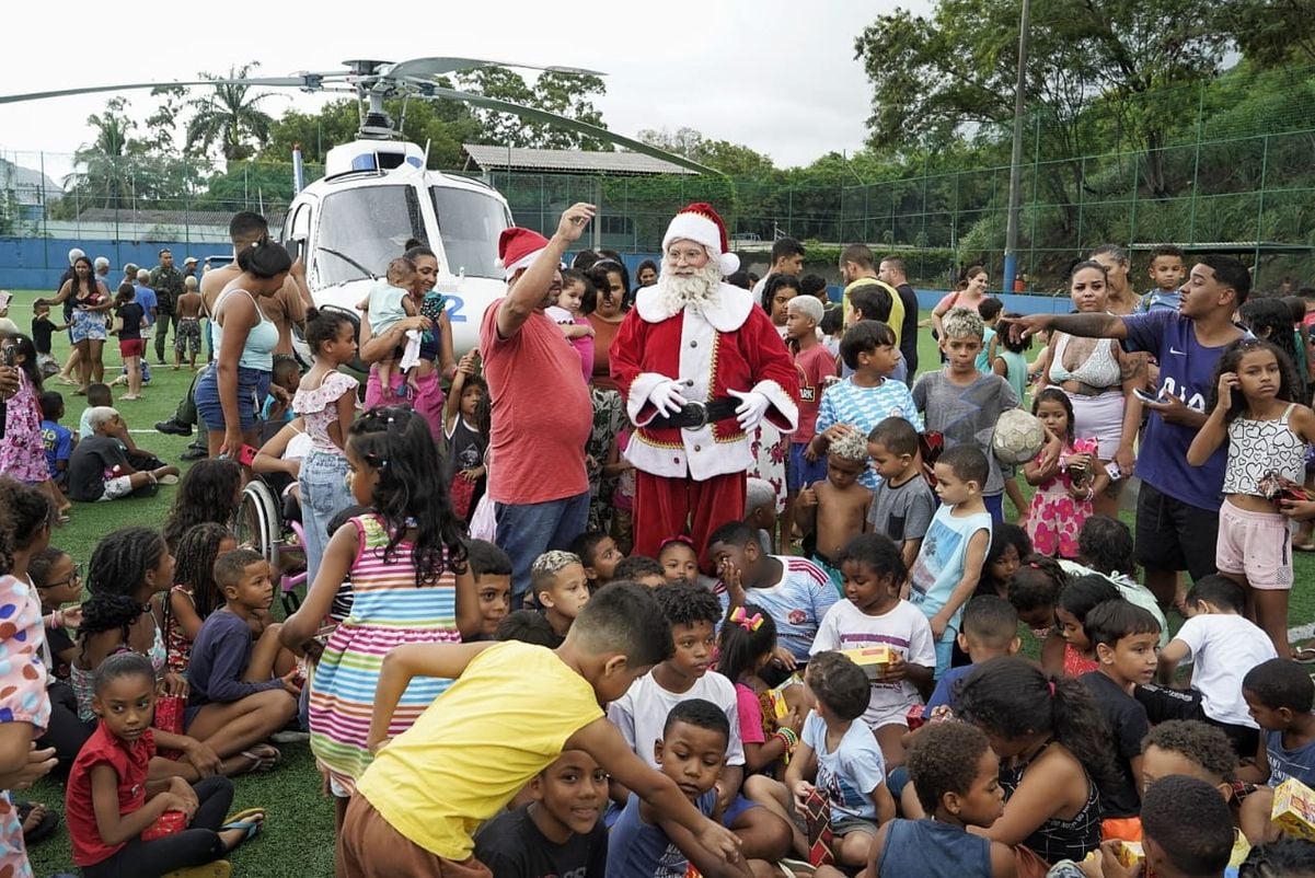 Papai Noel chega de helicóptero no bairro Resistência, em Vitória por Vitor Jubini/A Gazeta
