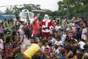 Papai Noel chega de helicóptero no bairro Resistência, em Vitória(Vitor Jubini/A Gazeta)