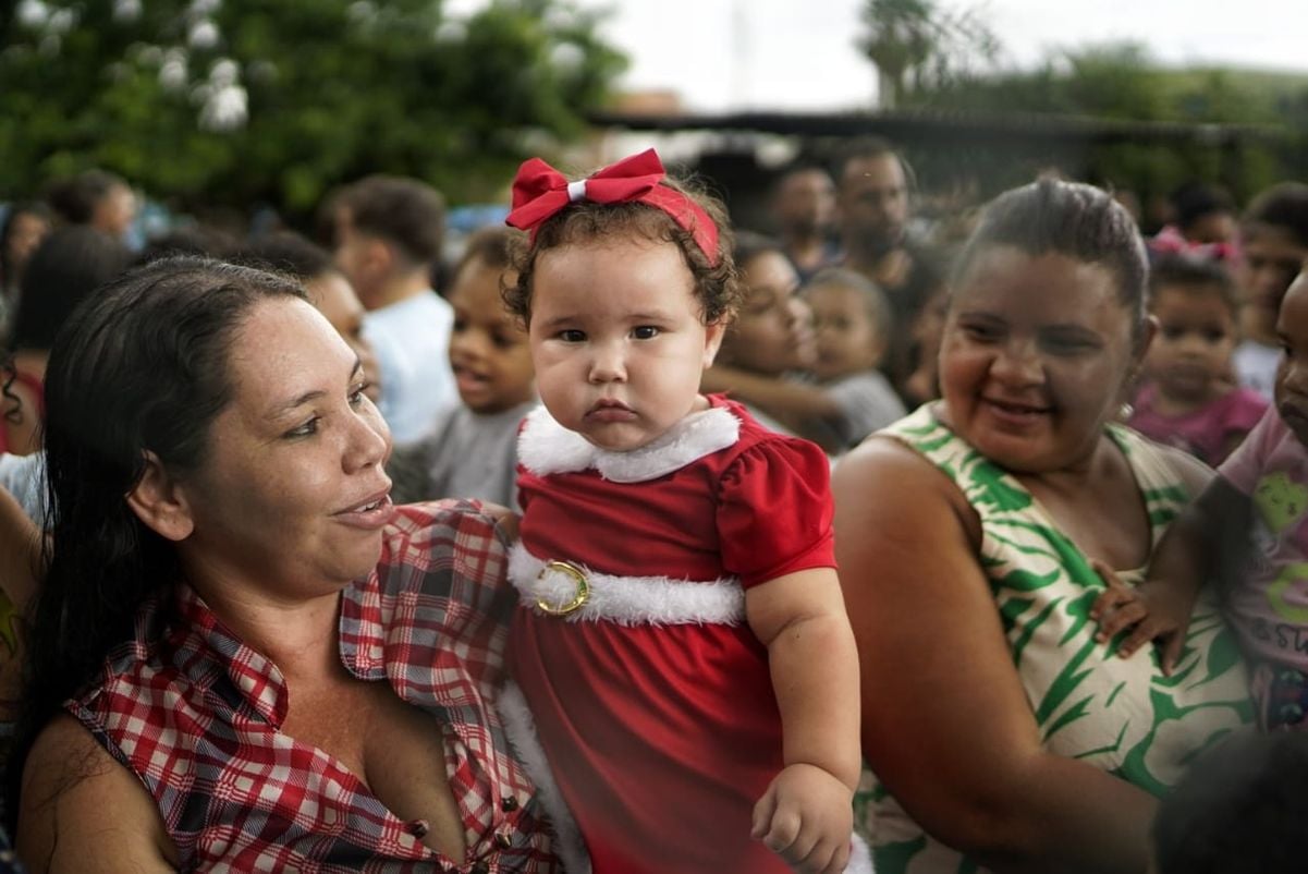 Papai Noel chega de helicóptero no bairro Resistência, em Vitória por Vitor Jubini/A Gazeta