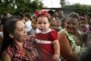 Papai Noel chega de helicóptero no bairro Resistência, em Vitória(Vitor Jubini/A Gazeta)