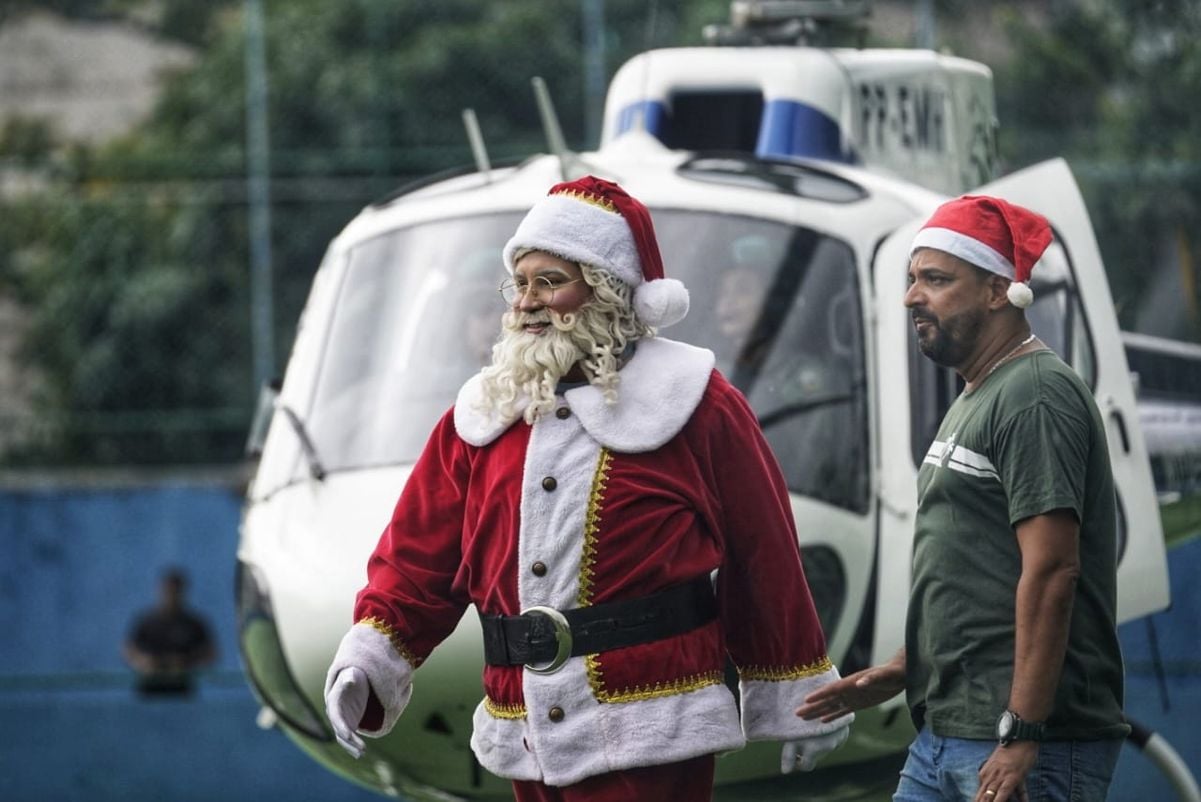 Papai Noel chega de helicóptero no bairro Resistência, em Vitória por Vitor Jubini/A Gazeta