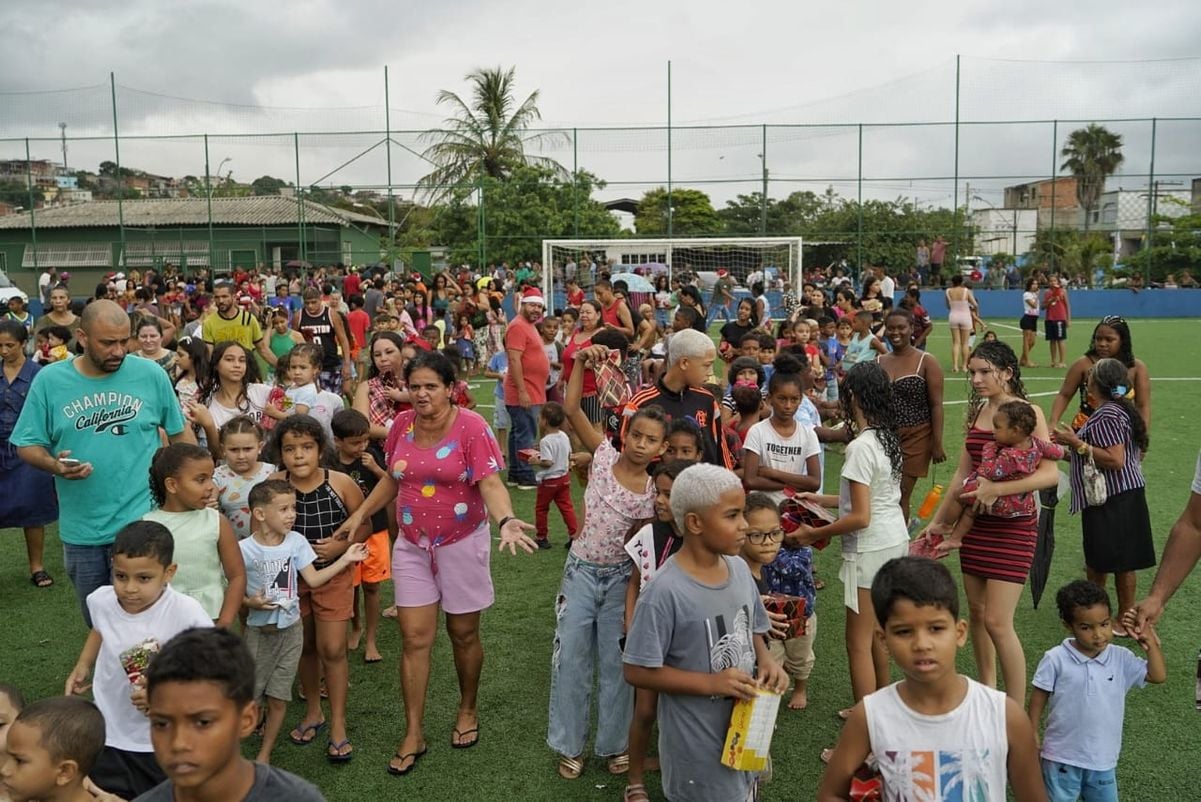 Papai Noel chega de helicóptero no bairro Resistência, em Vitória por Vitor Jubini/A Gazeta