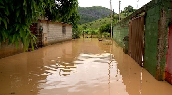 Rua completamente tomada pela água em São João Grande, Colatina