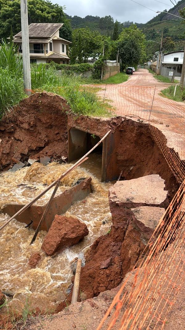 Rua próxima de galeria cede em bairro em Venda Nova do Imigrante  por Defesa Civil de Venda Nova do Imigrante 