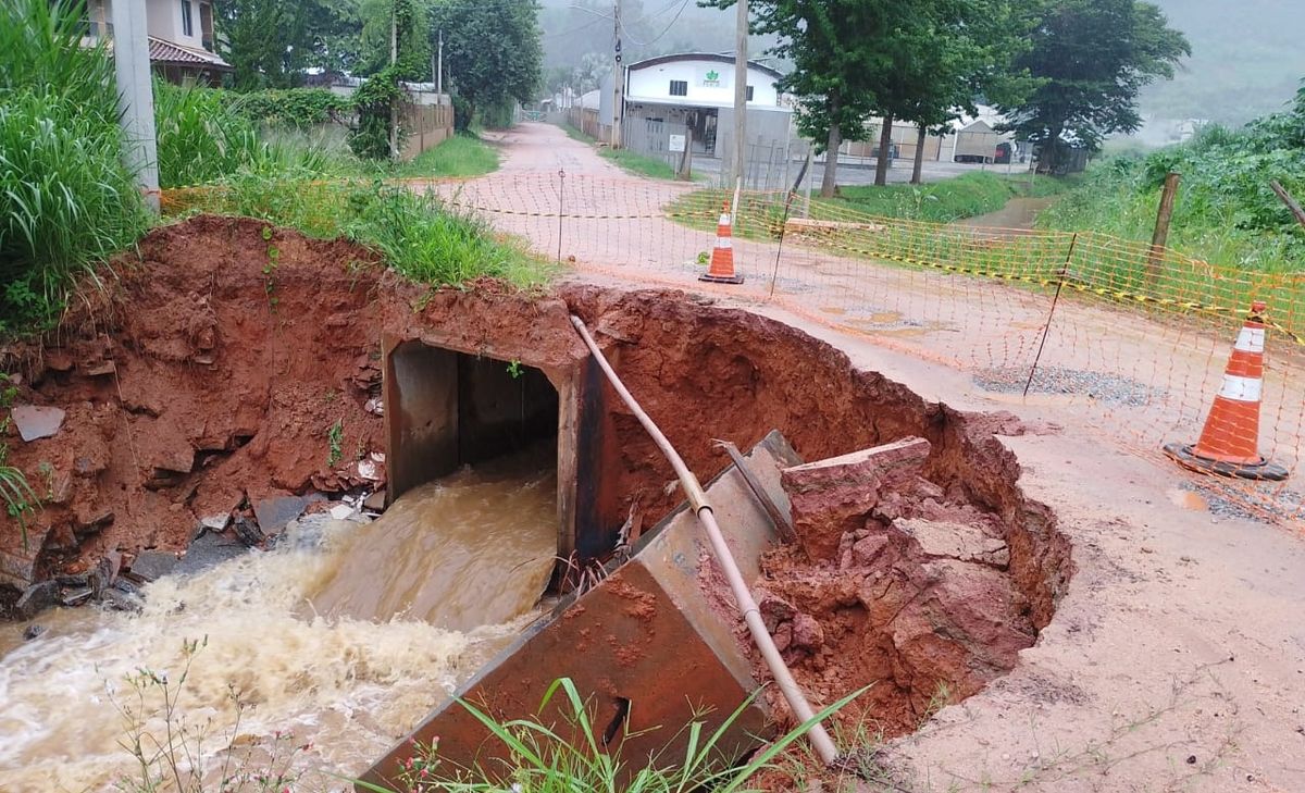 Rua próxima de galeria cede em bairro em Venda Nova do Imigrante  por Defesa Civil 