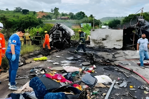 Um ônibus, uma carreta e um carro se envolveram em um grave acidente no dia 21 de dezembro, no distrito de Teófilo Otoni, em Minas Gerais 