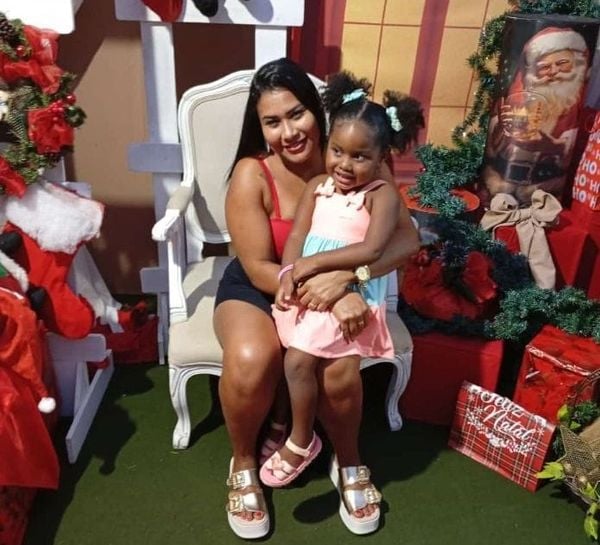 Vanessa e Pérola, mãe e filha que morreram em acidente na BR 101, em Conceição da Barra