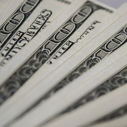 O dia foi embalado pela decisão do BC (Banco Central) de quarta-feira, quando o Copom (Comitê de Política Monetária) elevou a taxa Selic para 15% ao ano, e pela escalada de tensões no Oriente Médio