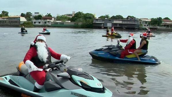 Neste Natal, grupo de voluntários vestidos de Bom Velhinho entregaram bombons para crianças que moram em bairros no entorno da ilha