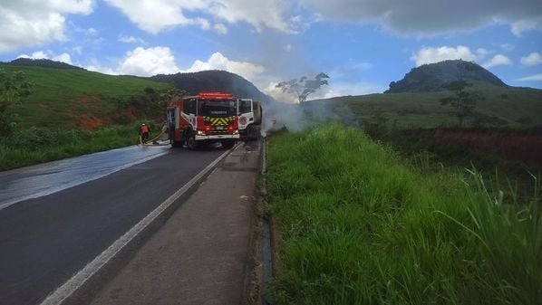 Trecho está em sistema de "Pare e Siga" enquanto é aguardada a remoção do veículo