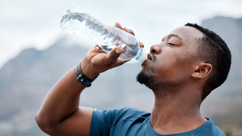 Homem bebendo água