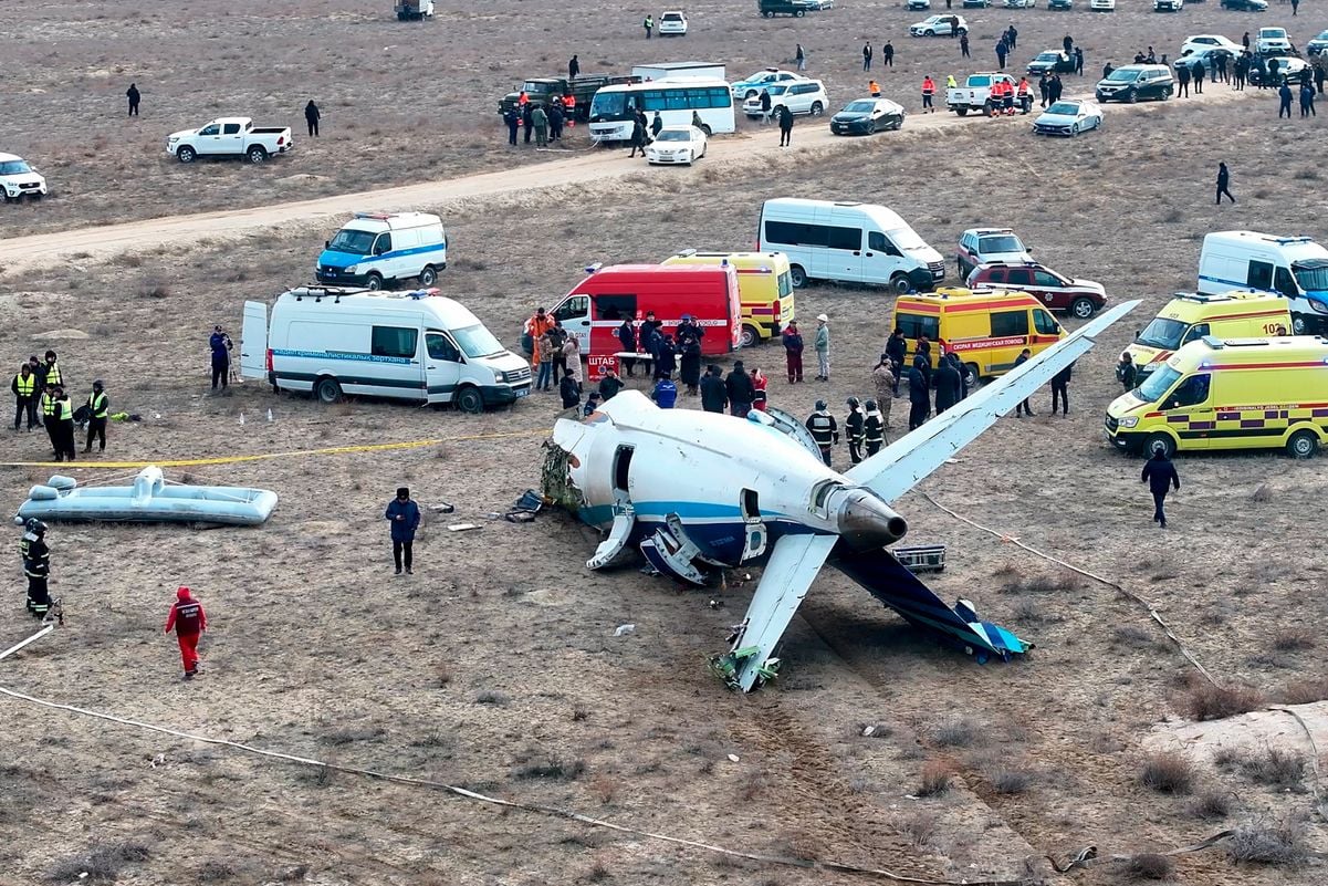 Movimentação de equipes de resgate no local onde um avião comercial da Azerbaijan Airlines caiu no Casaquistão