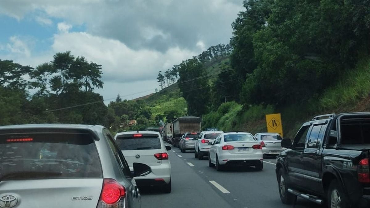 Trânsito parado em João Neiva, na BR 101