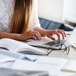 Há opções para diferentes escolaridades, como níveis fundamental, médio, técnico e superior, e as oportunidades são para todo o país