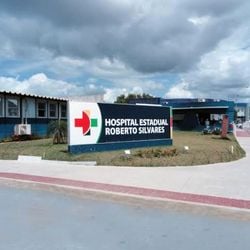 Segundo a PM, moradores levaram a vítima até o hospital, mas ela não resistiu; rapaz foi identificado como Vitor Alves