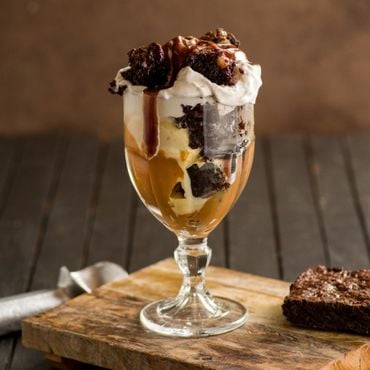 Imagem - Taça de brownie com calda de café é refrescante e fácil de fazer