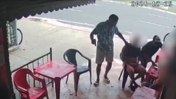 Imagens de câmeras de segurança flagraram o momento em que um dos criminosos chegou a agredir a dona do bar com uma coronhada