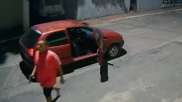 Segundo a PM, um dos crimes ocorreu no domingo (22), quando o criminoso abordou um casal que estava de bicicleta, roubou a bolsa da mulher e deu uma coronhada no homem