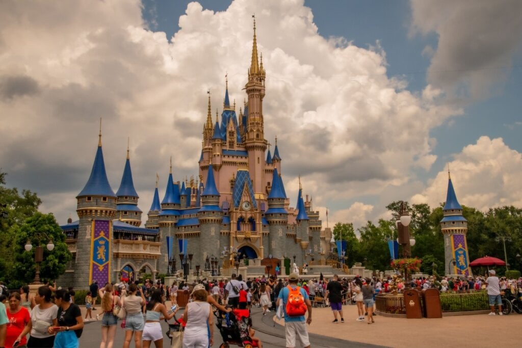 É possível tirar foto com a Cinderela no Princess Fairytale Hall do Magic Kingdom Park (Imagem: dorengo5 | Shutterstock)