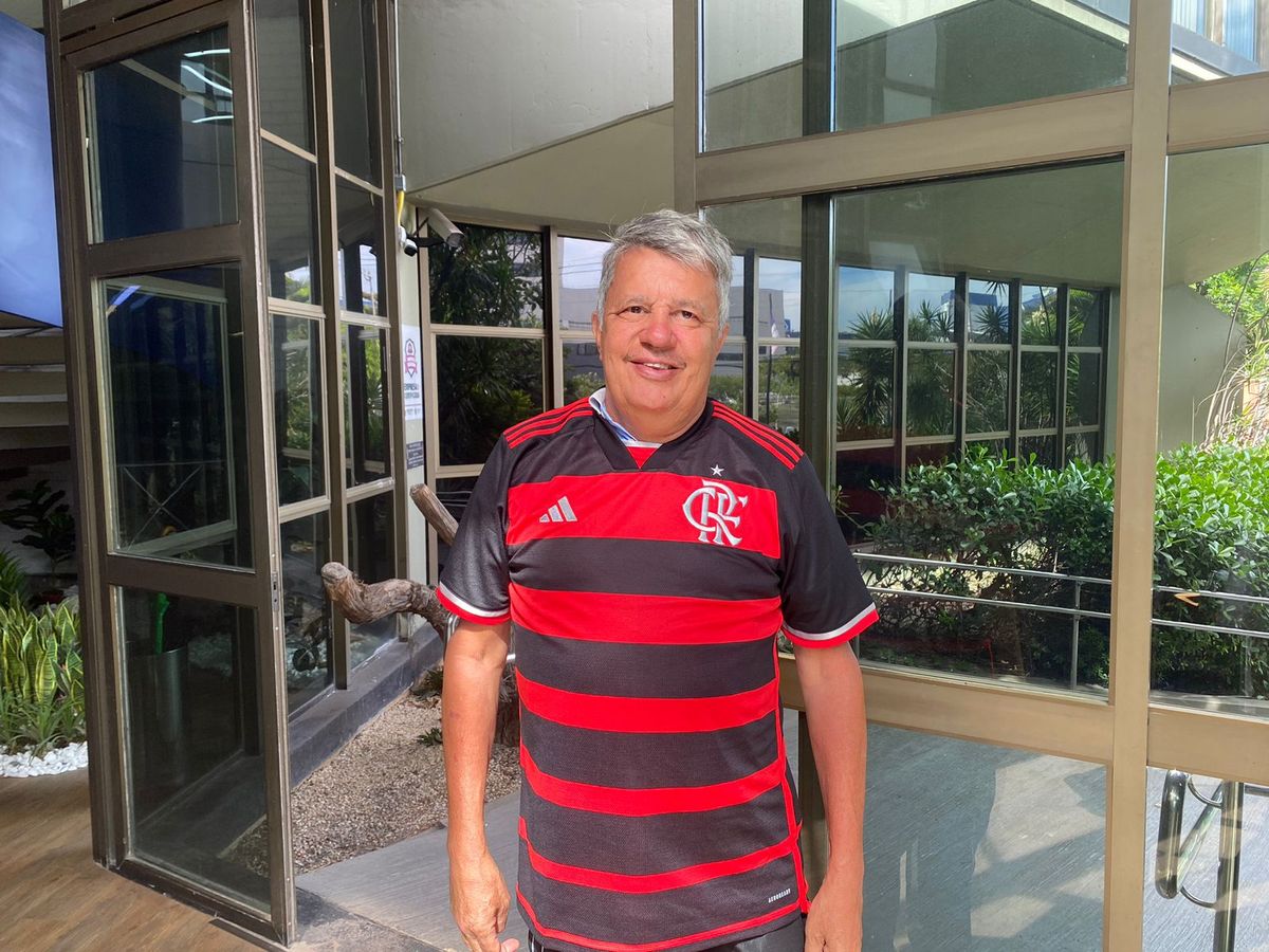 Francisco venceu a Liga Rede Gazeta do Cartola 2024 e ganhou uma camisa do Flamengo