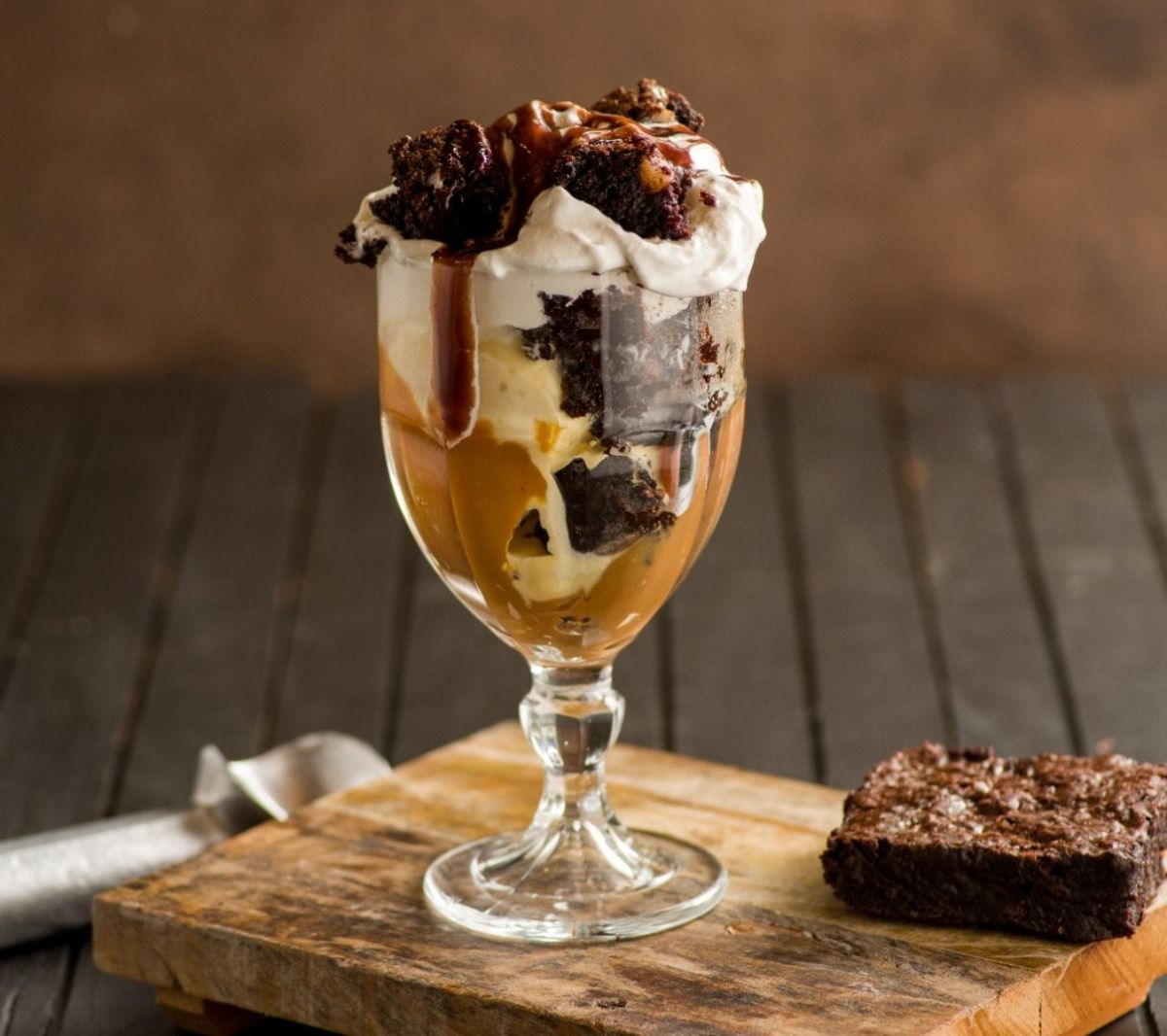 Taça de brownie com calda de café