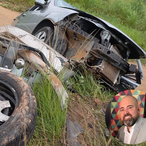 Batida entre dois carros ocorreu por volta das 23h30 de sábado (28), na Rodovia do Sol, em Jacarandá; motorista de um dos veículos morreu após ser retirado das ferragens