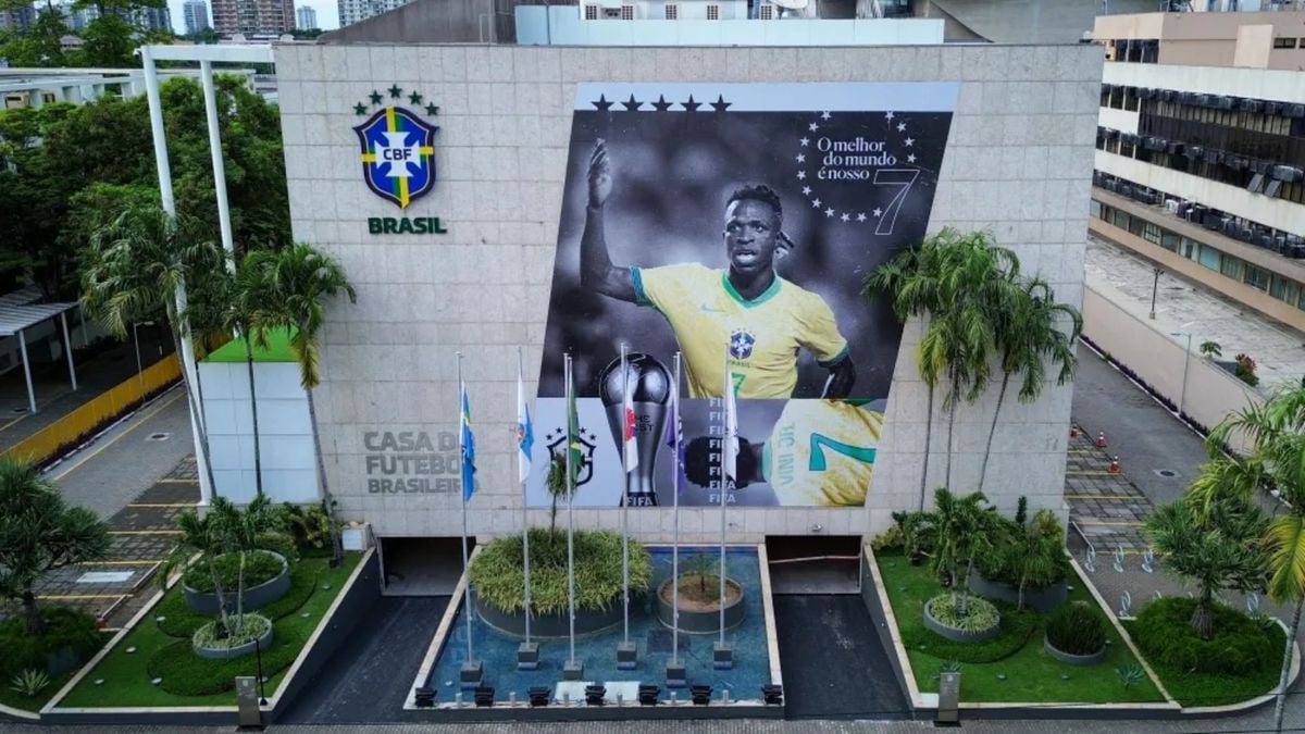 Fachada da CBF com a homenagem ao atacante Vini Jr