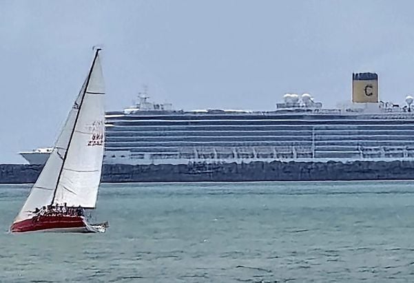 Navio de cruzeiro Costa Delizioza é visto na Baía de Vitória