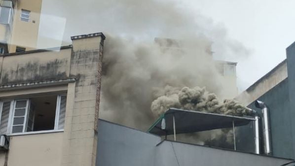 Fogo foi controlado pelo proprietário do estabelecimento, na tarde desta segunda-feira (30), e ninguém ficou ferido