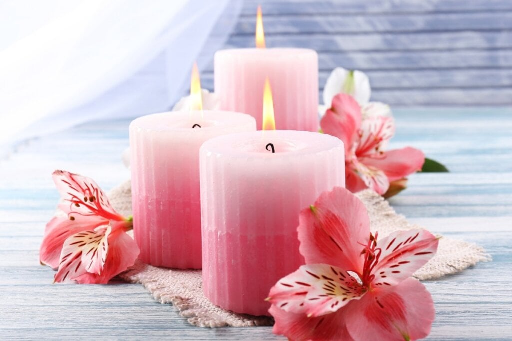 As velas rosas trazem amor e são utilizadas em rituais para atrair harmonia (Imagem: Africa Studio | Shutterstock)