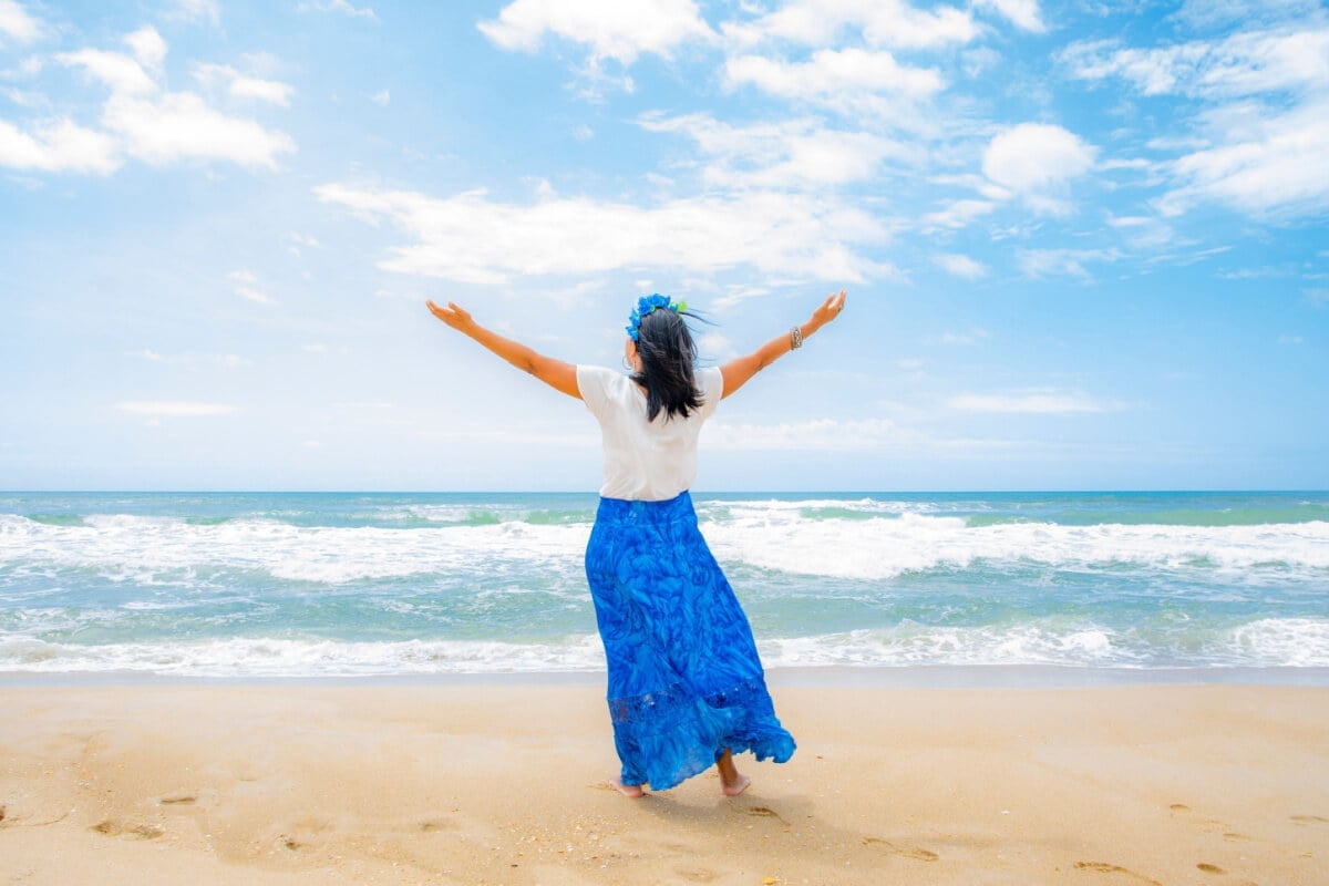 Rituais na praia podem ajudar a atrair boas energias e a começar o ano com mais leveza e equilíbrio (Imagem: manolobastos | Shutterstock)