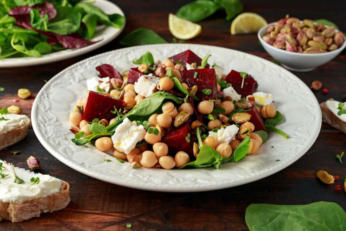 Salada de grão-de-bico com queijo e beterraba (Imagem: DronG | Shutterstock)