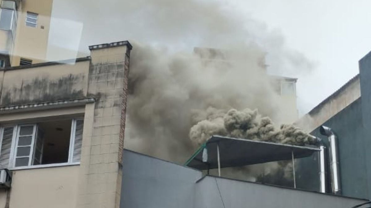 Fumaça saindo de restaurante chamou a atenção no Centro de Vitória; incêndio foi controlado